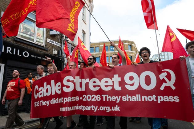 Battle of Cable Street 90th anniversary march in London - 04 Oct 2026 Protesters march behind a banner during the demonstration. Thousands of people gathered in East London for a march marking the 90th anniversary of the Battle of Cable Street. Participants met outside Tower Hamlets Town Hall before marching to commemorate the 1936 mobilisation against Oswald Mosley’s British Union of Fascists, when Jewish residents and their allies opposed a planned fascist march through the East End. London United Kingdom Copyright: xAndreaxDomeniconix xSOPAxImagesx ADOMENICONI_CABLE_STREET_90_Z63_7582
