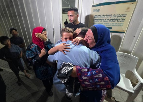 Five Released Prisoners Arrive at Nasser Medical Complex in Khan Younis Five released Palestinian prisoners arrive aboard vehicles of the International Committee of the Red Cross (ICRC) at Nasser Medical Complex in Khan Younis, southern Gaza Strip, on October 4, 2026. The prisoners were released from Israeli jails. Photo by Tariq Mohammad APA Images Khan Yunis Gaza Strip Palestinian Territory 041026_Khan_Yunis_TM_2_00(3) Copyright: xapaimagesxTariqxMohammad xapaimagesx