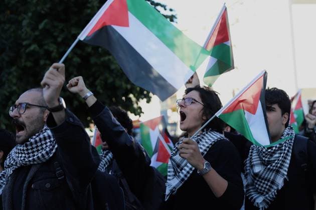 Pro-Palestinian Protesters March Through Istanbul ISTANBUL, TURKIYE, OCTOBER 4, 2026: Demonstrators from left-wing and socialist organizations march from Taksim toward Dolmabahce in Istanbul in solidarity with Palestinians. Participants carried Palestinian flags and chanted slogans while protesting Israel™s military operations in Gaza and calling attention to the humanitarian situation facing Palestinians. Istanbul Türkiye Copyright: x xDilaraxAcikgozx xJNAxPressx