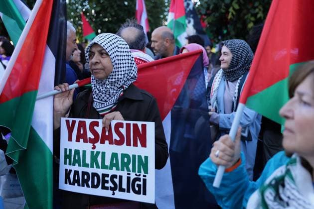 Pro-Palestinian Protesters March Through Istanbul ISTANBUL, TURKIYE, OCTOBER 4, 2026: Demonstrators from left-wing and socialist organizations march from Taksim toward Dolmabahce in Istanbul in solidarity with Palestinians. Participants carried Palestinian flags and chanted slogans while protesting Israel™s military operations in Gaza and calling attention to the humanitarian situation facing Palestinians. Istanbul Türkiye Copyright: x xDilaraxAcikgozx xJNAxPressx