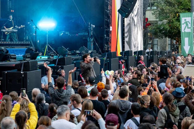 Celebrating German Unity Day in Bremen: German Unity Day 2026 celebrations, Bremen, October 4, 2026; Bremen, public festival, Kamrad Bremen concert, Germany, October 4, 2026 Celebrating German Unity Day in Bremen at the Market Square, City Hall on October 4, 2026 in Bremen, Germany Photo by Axel Kaste, Kamrad Concert in Bremen’s Market Square, City Hall, Free H Tag der Deutschen Einheit Konzert Kamrad + Versengold 4.10.26 LR-2107