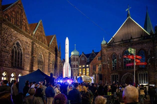 Celebrating German Unity Day in Bremen: German Unity Day 2026 celebrations, Bremen, October 4, 2026; Bremen, public festival; the Ariane rocket illuminates Bremen, Germany, October 4, 2026 Celebrating German Unity Day in Bremen at the Market Square, City Hall on October 4, 2026 in Bremen, Germany Photo by Axel Kaste, Concert at Bremen Market Square, City Ha Tag der Deutschen Einheit Konzert Kamrad + Versengold 4.10.26 LR-2153