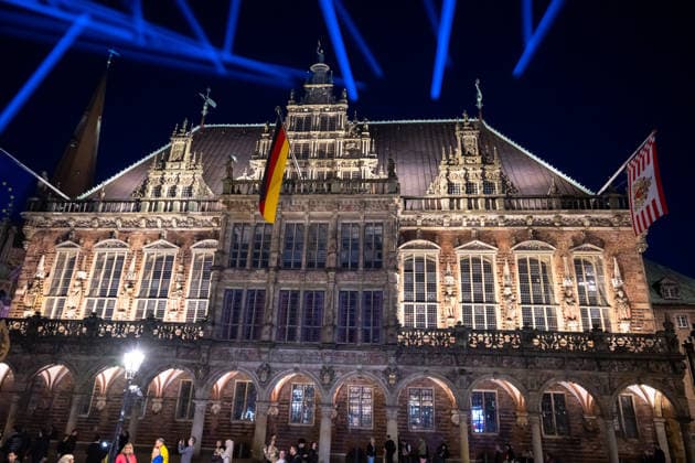 Celebrating German Unity Day in Bremen: German Unity Day 2026 celebrations, Bremen, October 4, 2026; Bremen, public festival, downtown illuminated, Bremen City Hall, Germany, October 4, 2026 Celebrating German Unity Day in Bremen at the Market Square, City Hall on October 4, 2026 in Bremen, Germany Photo by Axel Kaste, Concert at Bremen Market Square, Tag der Deutschen Einheit Konzert Kamrad + Versengold 4.10.26 LR-2170