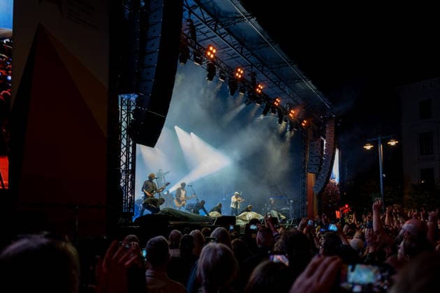 Celebrating German Unity Day in Bremen: German Unity Day 2026 celebrations, Bremen, October 4, 2026; Bremen, public festival, Fersengold concert, Bremen, Germany, October 4, 2026 Celebrating German Unity Day in Bremen at the Market Square, City Hall on October 4, 2026 in Bremen, Germany Photo by Axel Kaste, Concert at Bremen Market Square, City Hall, Free Hanseati Tag der Deutschen Einheit Konzert Kamrad + Versengold 4.10.26 LR-2174