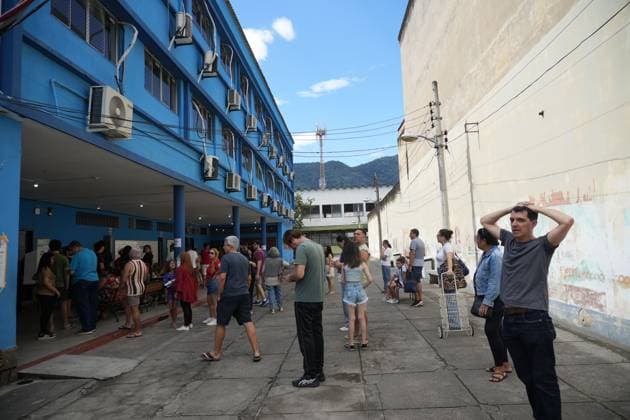 Brazilians vote in general election in Rio de Janeiro RIO DE JANEIRO, BRAZIL, OCTOBER 4, 2026: Brazilian voters cast their ballots at polling stations across Rio de Janeiro during the first round of the country s general election. Voters headed to the polls to elect the president, state governors, senators and federal and state lawmakers, with polling taking place across Brazil from 8 a.m. to 5 p.m. Brasilia time. Rio de Janeiro Brazil Copyright: x xMarianaxGreifx xJNAxPressx