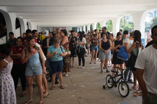 Brazilians vote in general election in Rio de Janeiro RIO DE JANEIRO, BRAZIL, OCTOBER 4, 2026: Brazilian voters cast their ballots at polling stations across Rio de Janeiro during the first round of the country s general election. Voters headed to the polls to elect the president, state governors, senators and federal and state lawmakers, with polling taking place across Brazil from 8 a.m. to 5 p.m. Brasilia time. Rio de Janeiro Brazil Copyright: x xMarianaxGreifx xJNAxPressx
