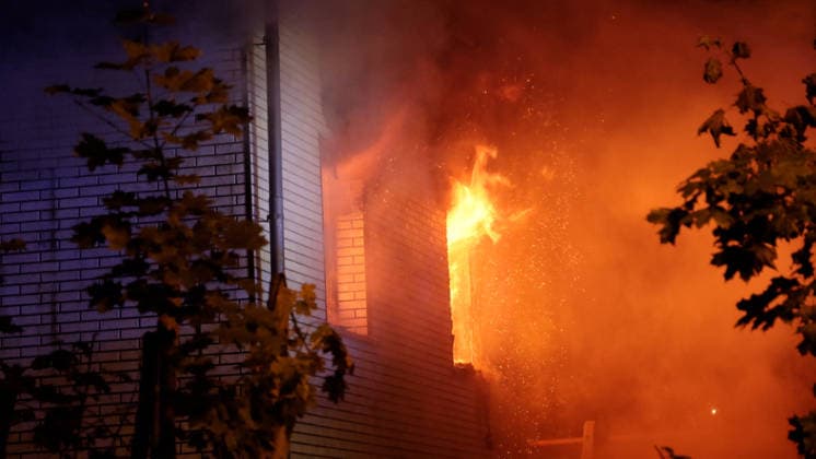 Dramatischer Wohnhausbrand am Sonntagabend im Erzgebirge Ð eine Rettung in allerletzter Sekunde. Gegen 21:30 Uhr wurden die Feuerwehren aus Tannenberg, Geyer und Ehrenfriedersdorf zum Vollbrand eines Wohnhauses am Sportplatz in Tannenberg bei Annaberg-Buchholz alarmiert. Dass hier höchste Eile geboten war, wussten die Kameraden. Doch wie extrem die Situation vor Ort tatsächlich war, zeigen die Aufnahmen.Das Erdgeschoss des Wohnhauses stand bereits in Vollbrand. Die Flammen griffen innerhalb kürzester Zeit auf das Ober- und Dachgeschoss über. Für den Bewohner blieb als letzter Fluchtweg nur noch das Dach. Als die Kameraden eintrafen, befand sich der Hauseigentümer in extrem dichtem Rauch und unmittelbar am brennenden Dachstuhl mitten auf dem