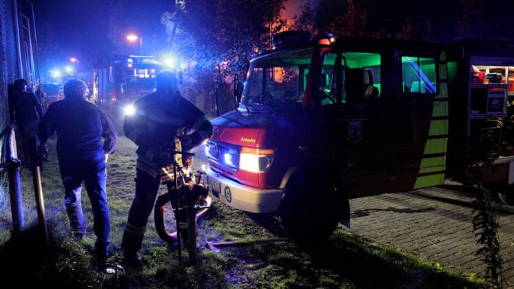 Dramatischer Wohnhausbrand am Sonntagabend im Erzgebirge Ð eine Rettung in allerletzter Sekunde. Gegen 21:30 Uhr wurden die Feuerwehren aus Tannenberg, Geyer und Ehrenfriedersdorf zum Vollbrand eines Wohnhauses am Sportplatz in Tannenberg bei Annaberg-Buchholz alarmiert. Dass hier höchste Eile geboten war, wussten die Kameraden. Doch wie extrem die Situation vor Ort tatsächlich war, zeigen die Aufnahmen.Das Erdgeschoss des Wohnhauses stand bereits in Vollbrand. Die Flammen griffen innerhalb kürzester Zeit auf das Ober- und Dachgeschoss über. Für den Bewohner blieb als letzter Fluchtweg nur noch das Dach. Als die Kameraden eintrafen, befand sich der Hauseigentümer in extrem dichtem Rauch und unmittelbar am brennenden Dachstuhl mitten auf dem