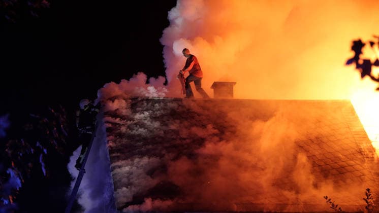 Dramatischer Wohnhausbrand am Sonntagabend im Erzgebirge Ð eine Rettung in allerletzter Sekunde. Gegen 21:30 Uhr wurden die Feuerwehren aus Tannenberg, Geyer und Ehrenfriedersdorf zum Vollbrand eines Wohnhauses am Sportplatz in Tannenberg bei Annaberg-Buchholz alarmiert. Dass hier höchste Eile geboten war, wussten die Kameraden. Doch wie extrem die Situation vor Ort tatsächlich war, zeigen die Aufnahmen.Das Erdgeschoss des Wohnhauses stand bereits in Vollbrand. Die Flammen griffen innerhalb kürzester Zeit auf das Ober- und Dachgeschoss über. Für den Bewohner blieb als letzter Fluchtweg nur noch das Dach. Als die Kameraden eintrafen, befand sich der Hauseigentümer in extrem dichtem Rauch und unmittelbar am brennenden Dachstuhl mitten auf dem