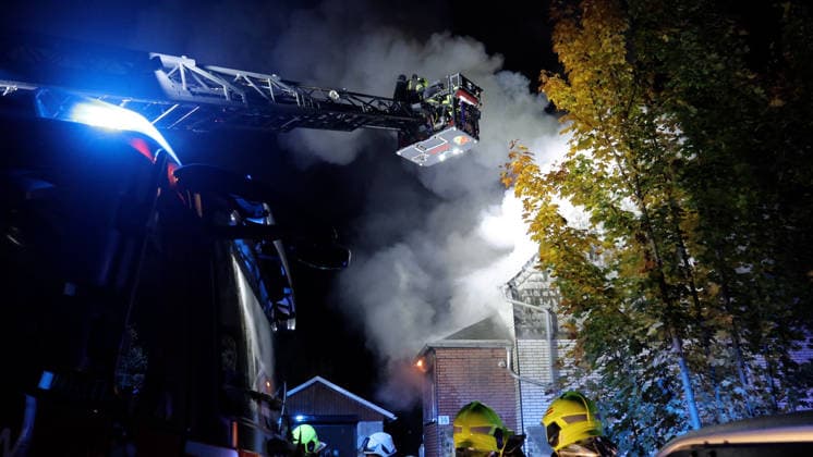 Dramatischer Wohnhausbrand am Sonntagabend im Erzgebirge Ð eine Rettung in allerletzter Sekunde. Gegen 21:30 Uhr wurden die Feuerwehren aus Tannenberg, Geyer und Ehrenfriedersdorf zum Vollbrand eines Wohnhauses am Sportplatz in Tannenberg bei Annaberg-Buchholz alarmiert. Dass hier höchste Eile geboten war, wussten die Kameraden. Doch wie extrem die Situation vor Ort tatsächlich war, zeigen die Aufnahmen.Das Erdgeschoss des Wohnhauses stand bereits in Vollbrand. Die Flammen griffen innerhalb kürzester Zeit auf das Ober- und Dachgeschoss über. Für den Bewohner blieb als letzter Fluchtweg nur noch das Dach. Als die Kameraden eintrafen, befand sich der Hauseigentümer in extrem dichtem Rauch und unmittelbar am brennenden Dachstuhl mitten auf dem