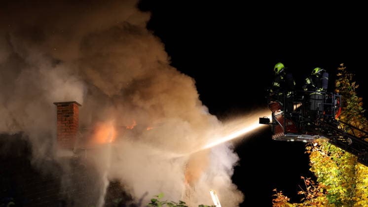 Dramatischer Wohnhausbrand am Sonntagabend im Erzgebirge Ð eine Rettung in allerletzter Sekunde. Gegen 21:30 Uhr wurden die Feuerwehren aus Tannenberg, Geyer und Ehrenfriedersdorf zum Vollbrand eines Wohnhauses am Sportplatz in Tannenberg bei Annaberg-Buchholz alarmiert. Dass hier höchste Eile geboten war, wussten die Kameraden. Doch wie extrem die Situation vor Ort tatsächlich war, zeigen die Aufnahmen.Das Erdgeschoss des Wohnhauses stand bereits in Vollbrand. Die Flammen griffen innerhalb kürzester Zeit auf das Ober- und Dachgeschoss über. Für den Bewohner blieb als letzter Fluchtweg nur noch das Dach. Als die Kameraden eintrafen, befand sich der Hauseigentümer in extrem dichtem Rauch und unmittelbar am brennenden Dachstuhl mitten auf dem