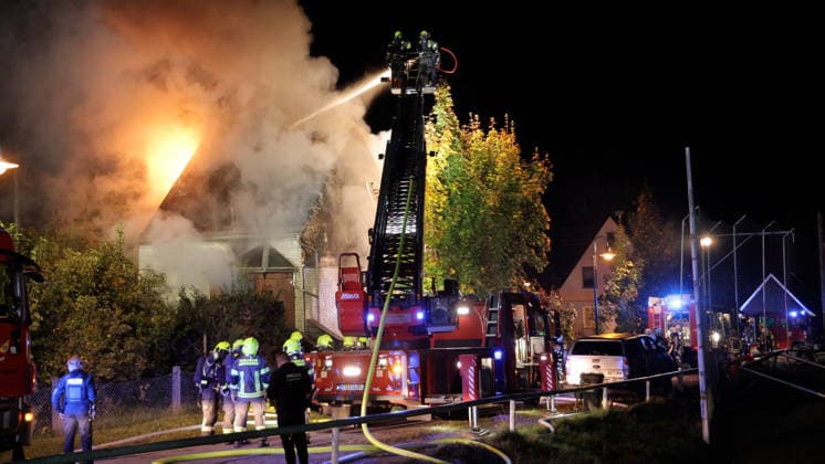 Dramatischer Wohnhausbrand am Sonntagabend im Erzgebirge Ð eine Rettung in allerletzter Sekunde. Gegen 21:30 Uhr wurden die Feuerwehren aus Tannenberg, Geyer und Ehrenfriedersdorf zum Vollbrand eines Wohnhauses am Sportplatz in Tannenberg bei Annaberg-Buchholz alarmiert. Dass hier höchste Eile geboten war, wussten die Kameraden. Doch wie extrem die Situation vor Ort tatsächlich war, zeigen die Aufnahmen.Das Erdgeschoss des Wohnhauses stand bereits in Vollbrand. Die Flammen griffen innerhalb kürzester Zeit auf das Ober- und Dachgeschoss über. Für den Bewohner blieb als letzter Fluchtweg nur noch das Dach. Als die Kameraden eintrafen, befand sich der Hauseigentümer in extrem dichtem Rauch und unmittelbar am brennenden Dachstuhl mitten auf dem