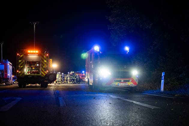 Schwerer Verkehrsunfall auf B428 Fahrer nach Kollision mit Rettungshubschrauber abtransportiert Am 04.10.2026 gegen 20:20 Uhr kam es auf der B428 Höhe Hackenheim zu einem schweren Verkehrsunfall mit zwei verletzten Fahrern. Ein PKW aus einer Seitenstraße kollidierte beim Abbiegevorgang mit der Fahrerseite eines zweiten Fahrzeugs. Nach Angaben von Alexander Jodeleit, Pressesprecher der Feuerwehr Bad Kreuznach, stellte die Feuerwehr den Brandschutz sicher, sicherte die Fahrzeuge und die Einsatzstelle und führte ein Batteriemanagement durch. Ein Fahrer wurde durch die Feuerwehr aus dem Fahrzeug befreit und mit einem Rettungshubschrauber abtransportiert. Die B428 war für die Dauer der Maßnahmen voll gesperrt. Hackenheim B428 Rheinland-