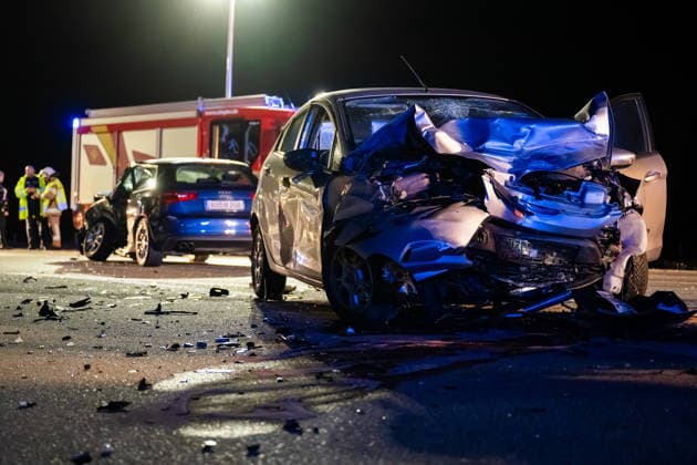 Schwerer Verkehrsunfall auf B428 Fahrer nach Kollision mit Rettungshubschrauber abtransportiert Am 04.10.2026 gegen 20:20 Uhr kam es auf der B428 Höhe Hackenheim zu einem schweren Verkehrsunfall mit zwei verletzten Fahrern. Ein PKW aus einer Seitenstraße kollidierte beim Abbiegevorgang mit der Fahrerseite eines zweiten Fahrzeugs. Nach Angaben von Alexander Jodeleit, Pressesprecher der Feuerwehr Bad Kreuznach, stellte die Feuerwehr den Brandschutz sicher, sicherte die Fahrzeuge und die Einsatzstelle und führte ein Batteriemanagement durch. Ein Fahrer wurde durch die Feuerwehr aus dem Fahrzeug befreit und mit einem Rettungshubschrauber abtransportiert. Die B428 war für die Dauer der Maßnahmen voll gesperrt. Hackenheim B428 Rheinland-