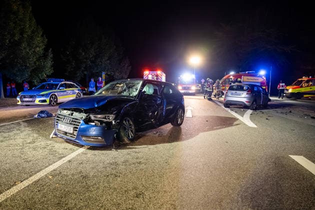 Schwerer Verkehrsunfall auf B428 Fahrer nach Kollision mit Rettungshubschrauber abtransportiert Am 04.10.2026 gegen 20:20 Uhr kam es auf der B428 Höhe Hackenheim zu einem schweren Verkehrsunfall mit zwei verletzten Fahrern. Ein PKW aus einer Seitenstraße kollidierte beim Abbiegevorgang mit der Fahrerseite eines zweiten Fahrzeugs. Nach Angaben von Alexander Jodeleit, Pressesprecher der Feuerwehr Bad Kreuznach, stellte die Feuerwehr den Brandschutz sicher, sicherte die Fahrzeuge und die Einsatzstelle und führte ein Batteriemanagement durch. Ein Fahrer wurde durch die Feuerwehr aus dem Fahrzeug befreit und mit einem Rettungshubschrauber abtransportiert. Die B428 war für die Dauer der Maßnahmen voll gesperrt. Hackenheim B428 Rheinland-