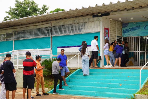 (261004) -- BRASILIA, Oct. 4, 2026 -- Voters line up to enter a polling station in Brasilia, Brazil, Oct. 4, 2026. Voting in the first round of Brazil s 2026 presidential election officially began at 8 a.m. (1100 GMT) on Sunday, with polling stations across the country scheduled to close at 5 p.m. (0800 GMT). Initial results are expected to be announced within a few hours after the polls close. ) BRAZIL-PRESIDENTIAL ELECTION-FIRST ROUND-VOTING WuxHao 