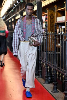 PFW Valentino Runway A model walks the runway at the Valentino show during Paris Fashion Week, in Paris, France on 4 October 2026. Photo by Julien Reynaud APS-Medias ABACAPRESS.COM Paris France  Copyright: xReynaudxJulien APS-Medias ABACAx