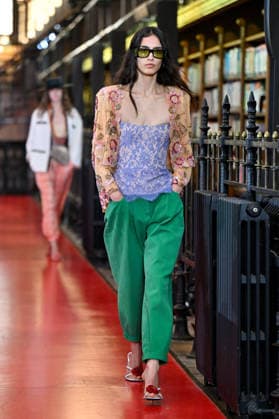 PFW Valentino Runway A model walks the runway at the Valentino show during Paris Fashion Week, in Paris, France on 4 October 2026. Photo by Julien Reynaud APS-Medias ABACAPRESS.COM Paris France  Copyright: xReynaudxJulien APS-Medias ABACAx