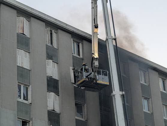 Fire in Carrieres-sur-Seine block of flats injures at least 25 people CARRIERES-SUR-SEINE, FRANCE - OCTOBER 4: A fire broke out this evening in a block of flats in Carrieres-sur-Seine, near Paris on October 4, 2026. Around 25 people were injured, mainly from smoke inhalation, as firefighters attended the scene to evacuate residents who were trapped on the upper floors. Luc Auffret Anadolu Carrieres-sur-Seine France. Editorial use only. Please get in touch for any other usage.  Copyright: x2026xAnadoluxLucxAuffretx