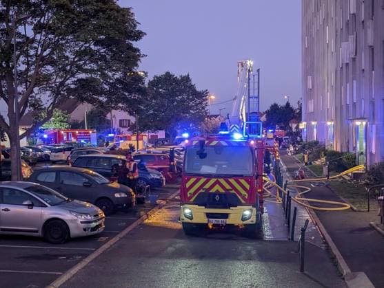 Fire in Carrieres-sur-Seine block of flats injures at least 25 people CARRIERES-SUR-SEINE, FRANCE - OCTOBER 4: A fire broke out this evening in a block of flats in Carrieres-sur-Seine, near Paris on October 4, 2026. Around 25 people were injured, mainly from smoke inhalation, as firefighters attended the scene to evacuate residents who were trapped on the upper floors. Luc Auffret Anadolu Carrieres-sur-Seine France. Editorial use only. Please get in touch for any other usage.  Copyright: x2026xAnadoluxLucxAuffretx