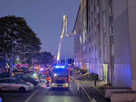 Fire in Carrieres-sur-Seine block of flats injures at least 25 people CARRIERES-SUR-SEINE, FRANCE - OCTOBER 4: A fire broke out this evening in a block of flats in Carrieres-sur-Seine, near Paris on October 4, 2026. Around 25 people were injured, mainly from smoke inhalation, as firefighters attended the scene to evacuate residents who were trapped on the upper floors. Luc Auffret Anadolu Carrieres-sur-Seine France. Editorial use only. Please get in touch for any other usage.  Copyright: x2026xAnadoluxLucxAuffretx