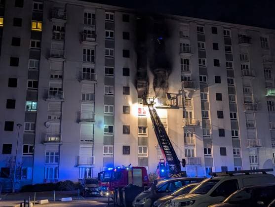 Fire in Carrieres-sur-Seine block of flats injures at least 25 people CARRIERES-SUR-SEINE, FRANCE - OCTOBER 4: A fire broke out this evening in a block of flats in Carrieres-sur-Seine, near Paris on October 4, 2026. Around 25 people were injured, mainly from smoke inhalation, as firefighters attended the scene to evacuate residents who were trapped on the upper floors. Luc Auffret Anadolu Carrieres-sur-Seine France. Editorial use only. Please get in touch for any other usage.  Copyright: x2026xAnadoluxLucxAuffretx