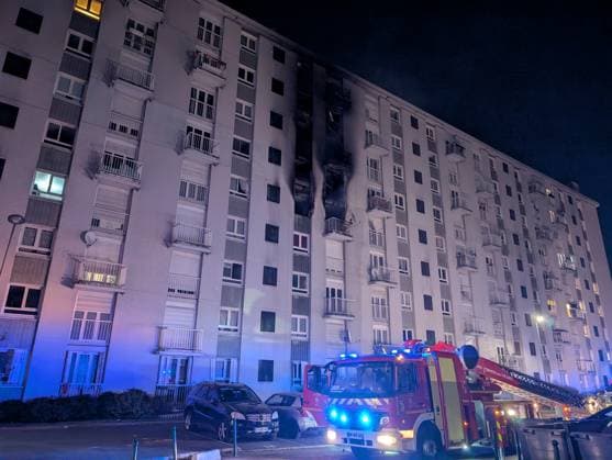 Fire in Carrieres-sur-Seine block of flats injures at least 25 people CARRIERES-SUR-SEINE, FRANCE - OCTOBER 4: A fire broke out this evening in a block of flats in Carrieres-sur-Seine, near Paris on October 4, 2026. Around 25 people were injured, mainly from smoke inhalation, as firefighters attended the scene to evacuate residents who were trapped on the upper floors. Luc Auffret Anadolu Carrieres-sur-Seine France. Editorial use only. Please get in touch for any other usage.  Copyright: x2026xAnadoluxLucxAuffretx