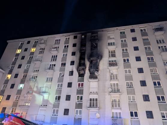 Fire in Carrieres-sur-Seine block of flats injures at least 25 people CARRIERES-SUR-SEINE, FRANCE - OCTOBER 4: A fire broke out this evening in a block of flats in Carrieres-sur-Seine, near Paris on October 4, 2026. Around 25 people were injured, mainly from smoke inhalation, as firefighters attended the scene to evacuate residents who were trapped on the upper floors. Luc Auffret Anadolu Carrieres-sur-Seine France. Editorial use only. Please get in touch for any other usage.  Copyright: x2026xAnadoluxLucxAuffretx