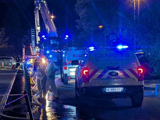 Fire in Carrieres-sur-Seine block of flats injures at least 25 people CARRIERES-SUR-SEINE, FRANCE - OCTOBER 4: A fire broke out this evening in a block of flats in Carrieres-sur-Seine, near Paris on October 4, 2026. Around 25 people were injured, mainly from smoke inhalation, as firefighters attended the scene to evacuate residents who were trapped on the upper floors. Luc Auffret Anadolu Carrieres-sur-Seine France. Editorial use only. Please get in touch for any other usage.  Copyright: x2026xAnadoluxLucxAuffretx