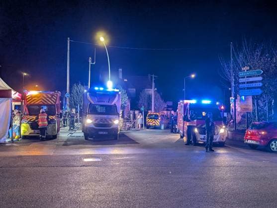 Fire in Carrieres-sur-Seine block of flats injures at least 25 people CARRIERES-SUR-SEINE, FRANCE - OCTOBER 4: A fire broke out this evening in a block of flats in Carrieres-sur-Seine, near Paris on October 4, 2026. Around 25 people were injured, mainly from smoke inhalation, as firefighters attended the scene to evacuate residents who were trapped on the upper floors. Luc Auffret Anadolu Carrieres-sur-Seine France. Editorial use only. Please get in touch for any other usage.  Copyright: x2026xAnadoluxLucxAuffretx