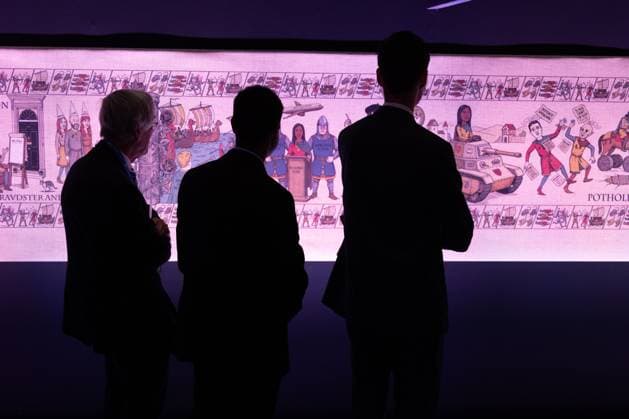 British Conservative Party annual conference 2026, Day 1, Birmingham, UK - 04 Oct 2026 Delegates look at the large Bayeux tapestry influenced Birmingham Tapestry , mocking political opponents, on day one of the British Conservative Party annual conference at the International Convention Centre (ICC) in Birmingham The British Conservative Party holds it’s annual conference at the International Convention Centre (ICC) in Birmingham Birmingham United Kingdom Copyright: xPhilxLewisx xSOPAxImagesx Phil-Lewis-1456352