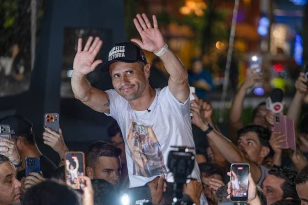 RECORD DATE NOT STATED Cleitinho eleito Governador de Minas Gerais DIVINOPOLIS (MG), Oct. 4, 2026 POLITICS ELECTIONS Cleitinho, the newly elected Governor of Minas Gerais, meets with supporters to celebrate his election victory at Santuario Square in downtown Divinopolis, Minas Gerais, on Sunday night (4). IMAGO Samuel Ramos Minas Gerais Brasil Copyright: xSamuelxRamosx