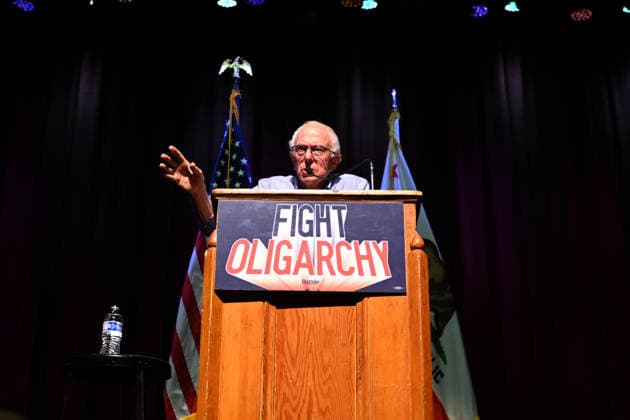 October 4, 2026, Bakersfield, California, USA: Bakersfield, California, U.S. - Bernie Sanders hosted a Fighting Oligarchy rally in Bakersfield Calif. Sunday afternoon. Bakersfield USA  - ZUMAw332 20261004_aap_w332_012 Copyright: xNealxWatersx