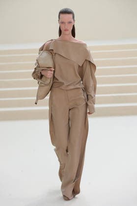PFW - Akris Runway A model walks the runway during the Akris Womenswear Spring Summer 2027 show as part of Paris Fashion Week on October 04, 2026 in Paris, France. Photo by Alain-Gil Gonzalez ABACAPRESS.COM Paris France  Copyright: xGonzalezxAlain-Gil ABACAx