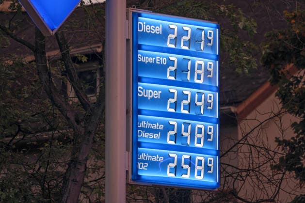 What will happen to gas prices? Gas prices remain at very high levels. The so-called gas rebate has been in effect since October 1, 2026. The federal government has reduc