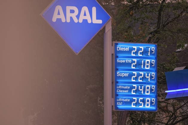 What will happen to gas prices? Gas prices remain at very high levels. The so-called gas rebate has been in effect since October 1, 2026. The federal government has reduc