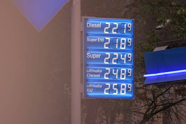 What will happen to gas prices? Gas prices remain at very high levels. The so-called gas rebate has been in effect since October 1, 2026. The federal government has reduc