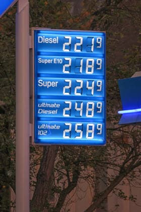 What will happen to gas prices? Gas prices remain at very high levels. The so-called gas rebate has been in effect since October 1, 2026. The federal government has reduc