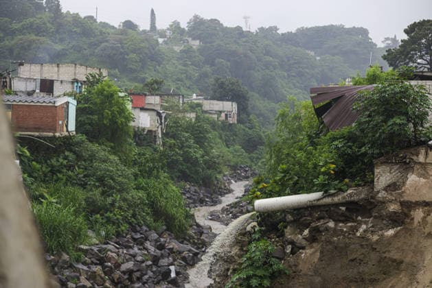 Heavy rains linked to El Nino trigger severe land collapse in Guatemala SAN MIGUEL PETAPA, GUATEMALA - OCTOBER 04: The Pinula River surges following relentless rainfall linked to the El Nino phenomenon, triggering severe erosion and the collapse of homes in the Villa Hermosa I neighborhood of San Miguel Petapa, Guatemala on October 04, 2026. Official reports indicate extensive structural damage and continuous land loss, exacerbating years of riverbank erosion and placing neighboring residential properties at critical risk as heavy precipitation and scouring persist. Luis Vargas Anadolu San Miguel Petapa Guatemala. Editorial use only. Please get in touch for any other usage.  Copyright: x2026xAnadoluxLuisxVargasx