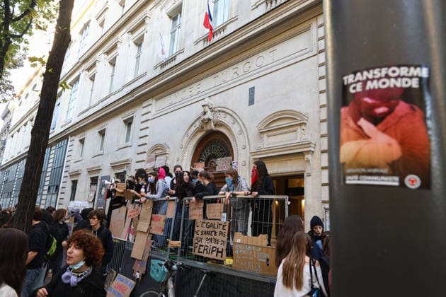 High School Turgot Blockade - Paris Student blocking High school Turgot in Paris, France on October 5, 2026 as they continue their protest to demand the hiring of substitute teachers, increased resources, and decent learning conditions. Photo by Raphael Lafargue ABACAPRESS.COM Paris France  Copyright: xLafarguexRaphael ABACAx