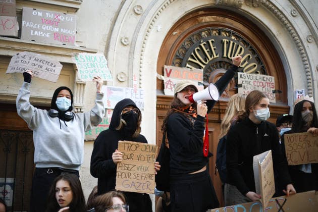 High School Turgot Blockade - Paris Student blocking High school Turgot in Paris, France on October 5, 2026 as they continue their protest to demand the hiring of substitute teachers, increased resources, and decent learning conditions. Photo by Raphael Lafargue ABACAPRESS.COM Paris France  Copyright: xLafarguexRaphael ABACAx