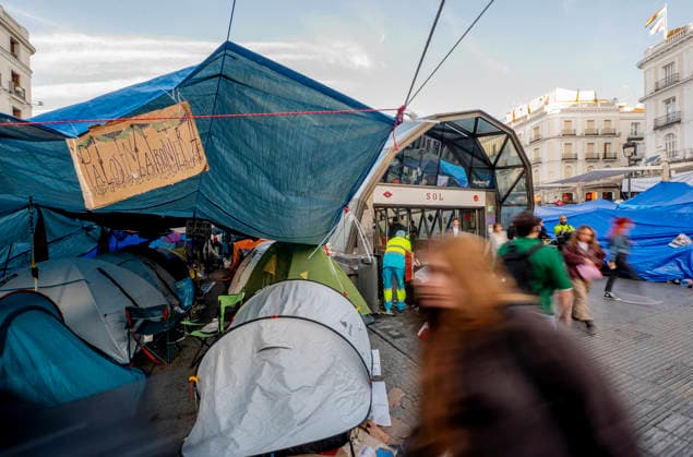 10th Day of the Housing Protest Camp at Puerta del Sol Tents at the Housing Protest Camp at Puerta del Sol, October 5, 2026, in Madrid, Spain. The Housing Protest Camp continues at Puerta del Sol as participants await political reactions to Prime Minister Pedro Sánchez’s call for elections. OCTOBER 5, 2026, Spain  Copyright: xAlbertoxOrtegax 7821757