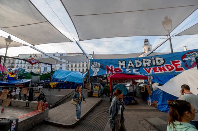 10th Day of the Housing Protest Camp at Puerta del Sol Tents at the Housing Protest Camp at Puerta del Sol, October 5, 2026, in Madrid, Spain. The Housing Protest Camp continues at Puerta del Sol as participants await political reactions to Prime Minister Pedro Sánchez’s call for elections. OCTOBER 5, 2026, Spain  Copyright: xAlbertoxOrtegax 7821769