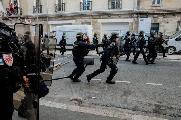 HIGH SCHOOL STUDENTS BLOCK ADMISSION AT GUSTAVE EIFFEL HIGH SCHOOL PHOTOPQR SUD OUEST GUILLAUME BONNAUD Bordeaux October 5, 2026 OCTOBER 5, 2026 IN BORDEAUX HIGH SCHOOL STUDENTS BLOCK ADMISSION AT GUSTAVE EIFFEL HIGH SCHOOL PH Guillaume Bonnaud France Fires have broken out at several schools in France, as students protest by blockading educational institutions nationwide over school funding and learning conditions Bordeaux GIRONDE France  Copyright: xPHOTOPQR SUDxOUEST MAXPPPxGUILLAUMExBONNAUDx 20261005SDO9899 20261005SDO9899