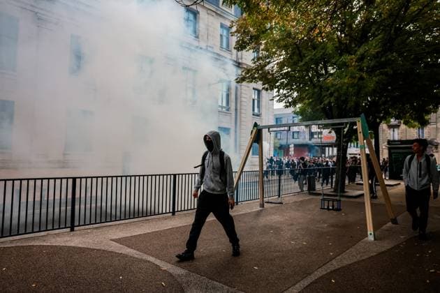 HIGH SCHOOL STUDENTS BLOCK ADMISSION AT GUSTAVE EIFFEL HIGH SCHOOL PHOTOPQR SUD OUEST GUILLAUME BONNAUD Bordeaux October 5, 2026 OCTOBER 5, 2026 IN BORDEAUX HIGH SCHOOL STUDENTS BLOCK ADMISSION AT GUSTAVE EIFFEL HIGH SCHOOL PH Guillaume Bonnaud France Fires have broken out at several schools in France, as students protest by blockading educational institutions nationwide over school funding and learning conditions Bordeaux GIRONDE France  Copyright: xPHOTOPQR SUDxOUEST MAXPPPxGUILLAUMExBONNAUDx 20261005SDO9893 20261005SDO9893