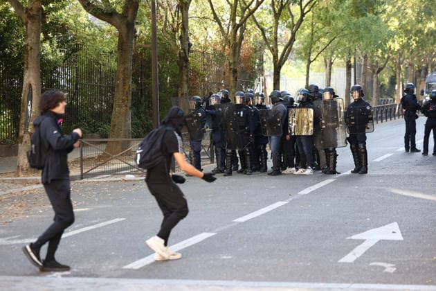 Clashes With Police During Student Protest - Paris Clashes between protesters and police during the student demonstration between the Lycee Paul Valéry and the Lycée Elisa Lemonnier in the 12th arrondissement of Paris, France on October 5, 2026. Students continue their protest to demand the hiring of substitute teachers, increased resources, and decent learning conditions. Photo by Raphael Lafargue ABACAPRESS.COM Paris France  Copyright: xLafarguexRaphael ABACAx