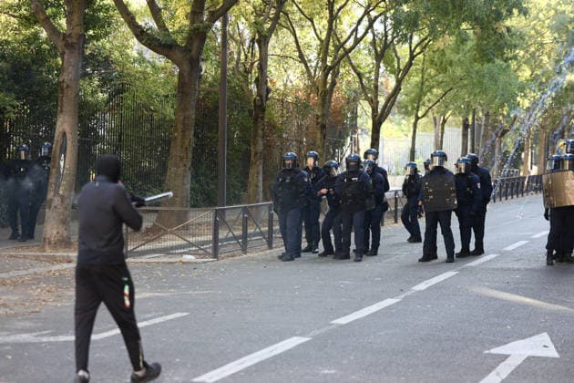 Clashes With Police During Student Protest - Paris Clashes between protesters and police during the student demonstration between the Lycee Paul Valéry and the Lycée Elisa Lemonnier in the 12th arrondissement of Paris, France on October 5, 2026. Students continue their protest to demand the hiring of substitute teachers, increased resources, and decent learning conditions. Photo by Raphael Lafargue ABACAPRESS.COM Paris France  Copyright: xLafarguexRaphael ABACAx