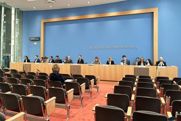 Berlin, Germany, October 5, 2026 Federal Press Conference Government Press Conference L R including, among others, Sonja Volkmann Schluck (BMBFSFJ), appearing for the first time today: Tim Niklas Wentzel (BMWE), Mitko Müller (BMVg), Martin Giese (AA), Steffen Meyer (BPA), Michaela Küfner (BPK), Elena Singer (BMI), Philipp Engelke (BMJV), Eike Hosemann (BMJV) Copyright: xdtsxNachrichtenagenturx dts_137132
