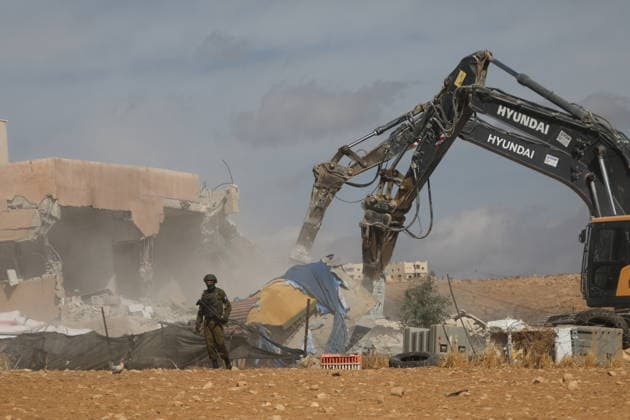 Israeli Army Demolishes Palestinian Building South of Hebron Israeli army vehicles demolish a Palestinian building in the village of al-Deirat near Yatta, south of Hebron, in the West Bank, on October 5, 2026, as Israeli forces deploy around the site and Palestinians watch the demolition. Photo by Mamoun Wazwaz apaimages Hebron West Bank Palestinian Territory 051026_Hebron_MW_00(18) Copyright: xapaimagesxMamounxWazwazx xapaimagesx