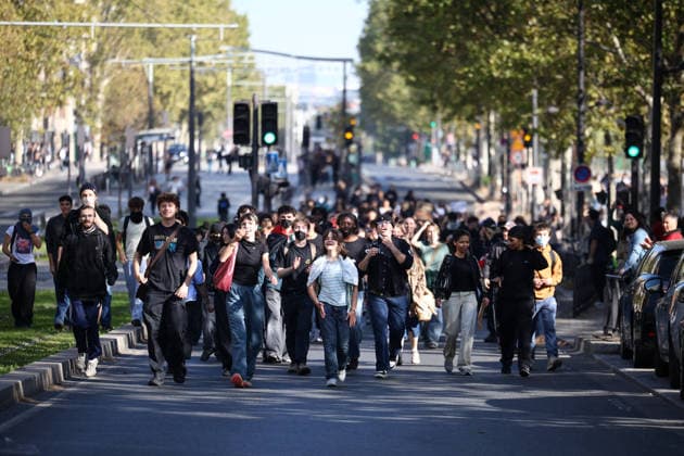 Clashes With Police During Student Protest - Paris Clashes between protesters and police during the student demonstration between the Lycee Paul Valéry and the Lycée Elisa Lemonnier in the 12th arrondissement of Paris, France on October 5, 2026. Students continue their protest to demand the hiring of substitute teachers, increased resources, and decent learning conditions. Photo by Raphael Lafargue ABACAPRESS.COM Paris France  Copyright: xLafarguexRaphael ABACAx